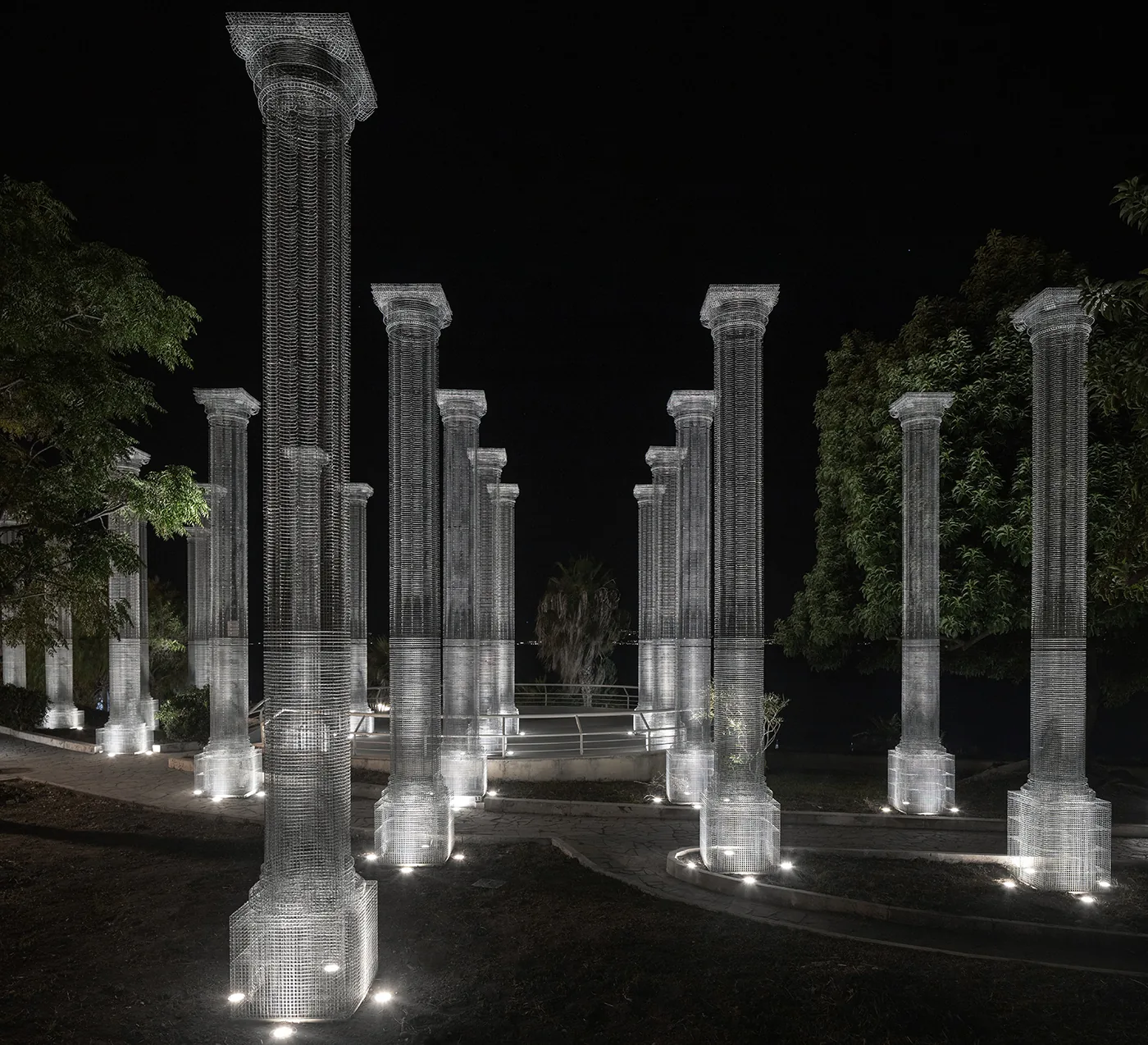 Opera di Edoardo Tresoldi sul lungomare